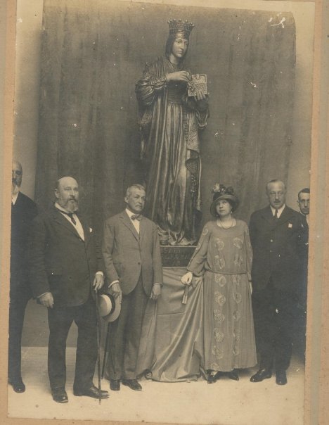 Personajes junto a  estatua de Isabel la Católica